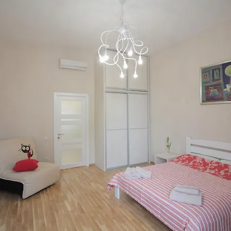 Cathedral Apartment *